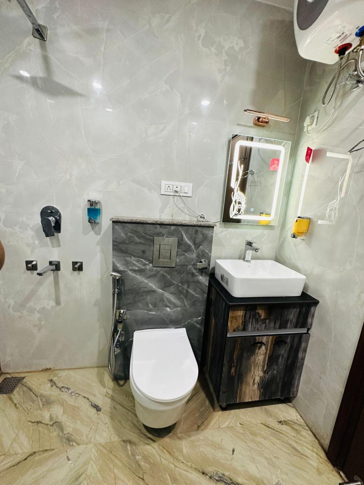 Hotel Samrat Residency 10 Mints Walking Distance Nizamuddin Railway Station New Delhi Exterior photo