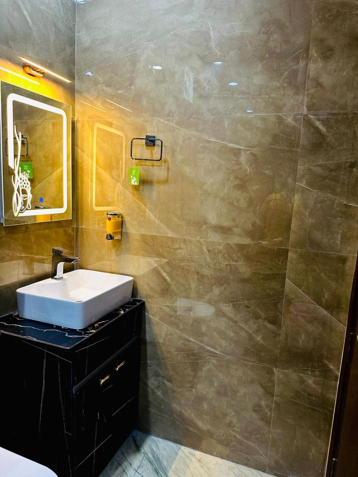 Hotel Samrat Residency 10 Mints Walking Distance Nizamuddin Railway Station New Delhi Exterior photo